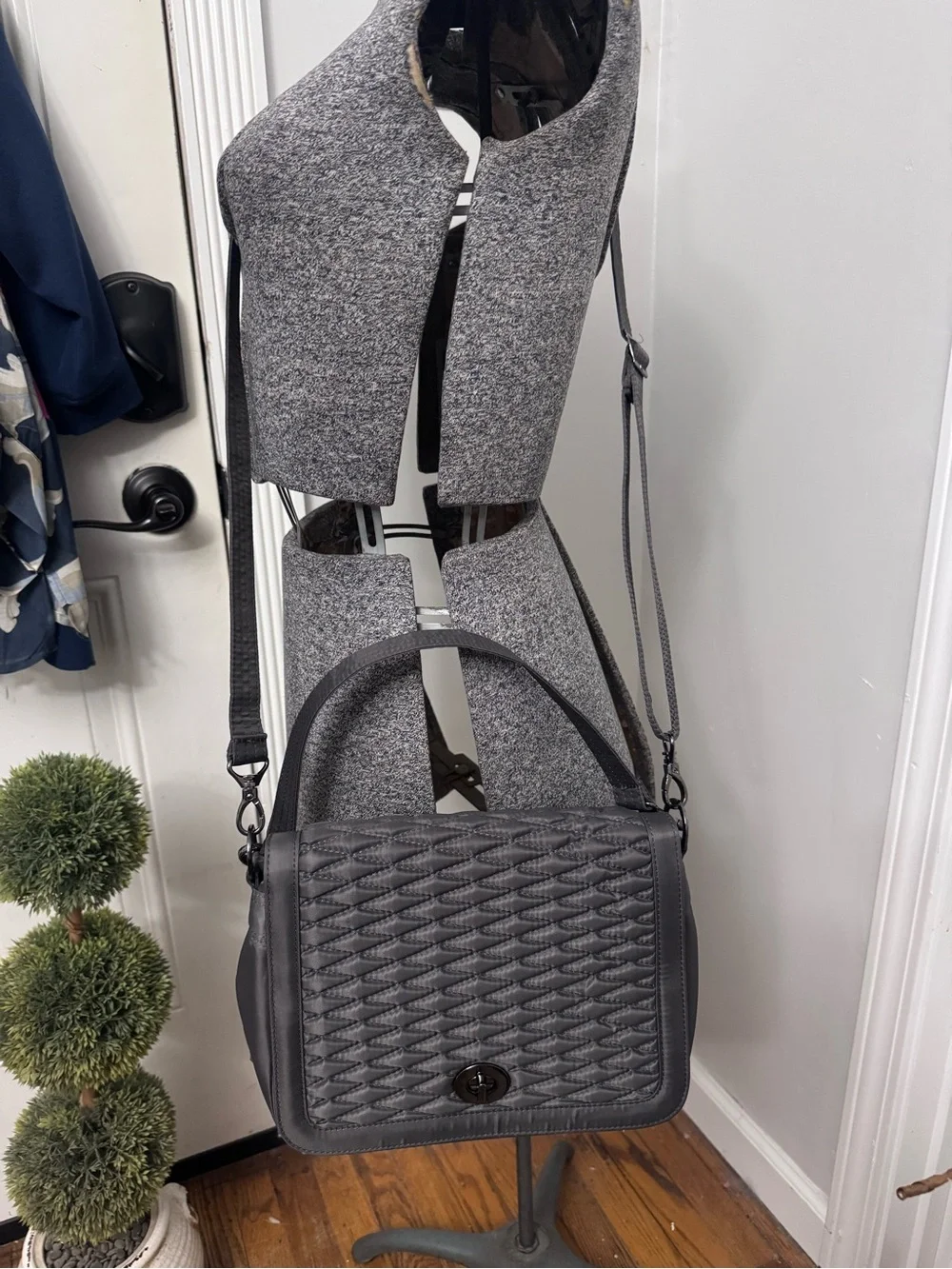 Lug Presto Quilted Grey Crossbody Detachable Strap Turn Lock - Picture 5 of 11